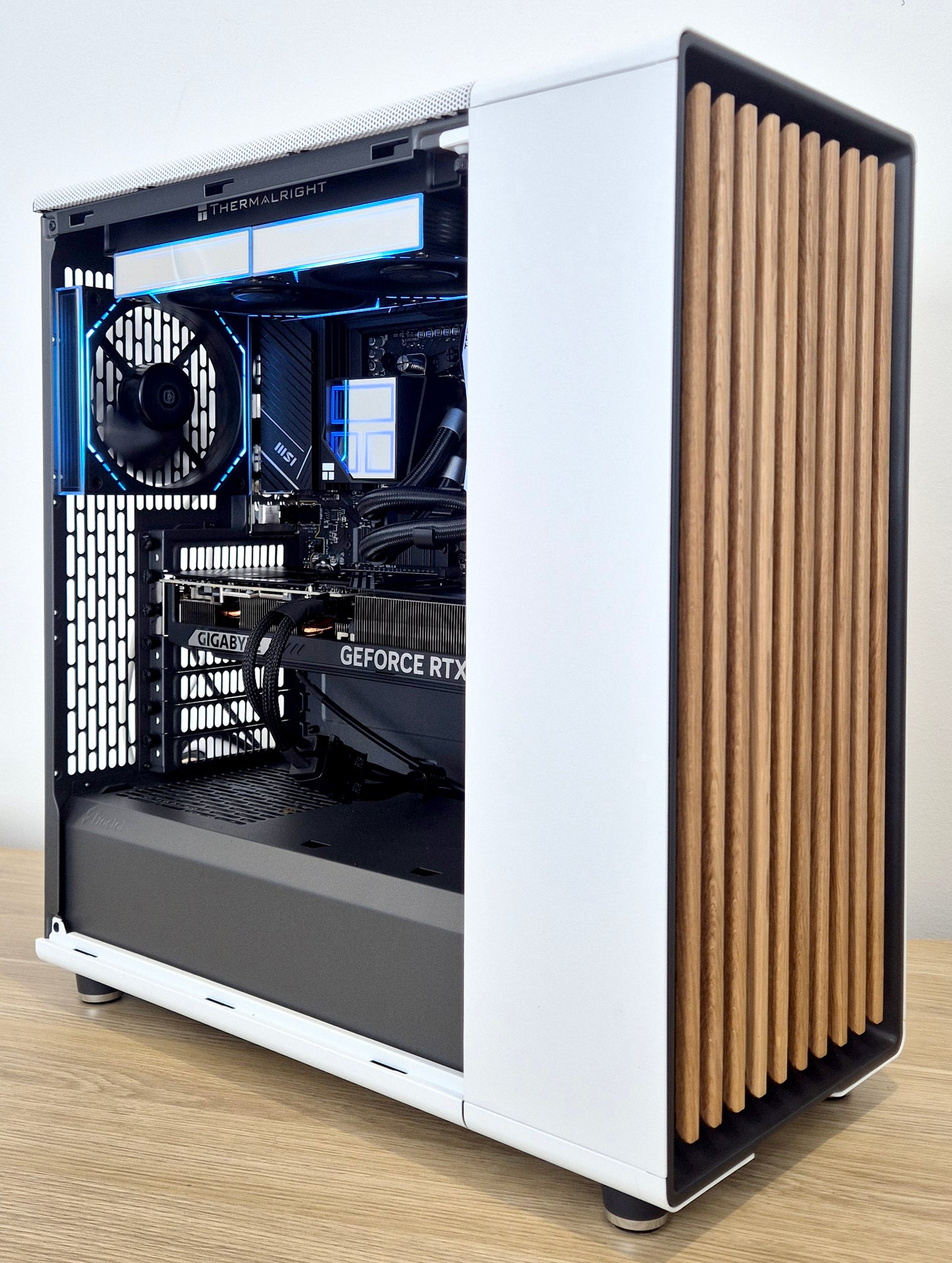 Fractal North Chalk White RTX 5070