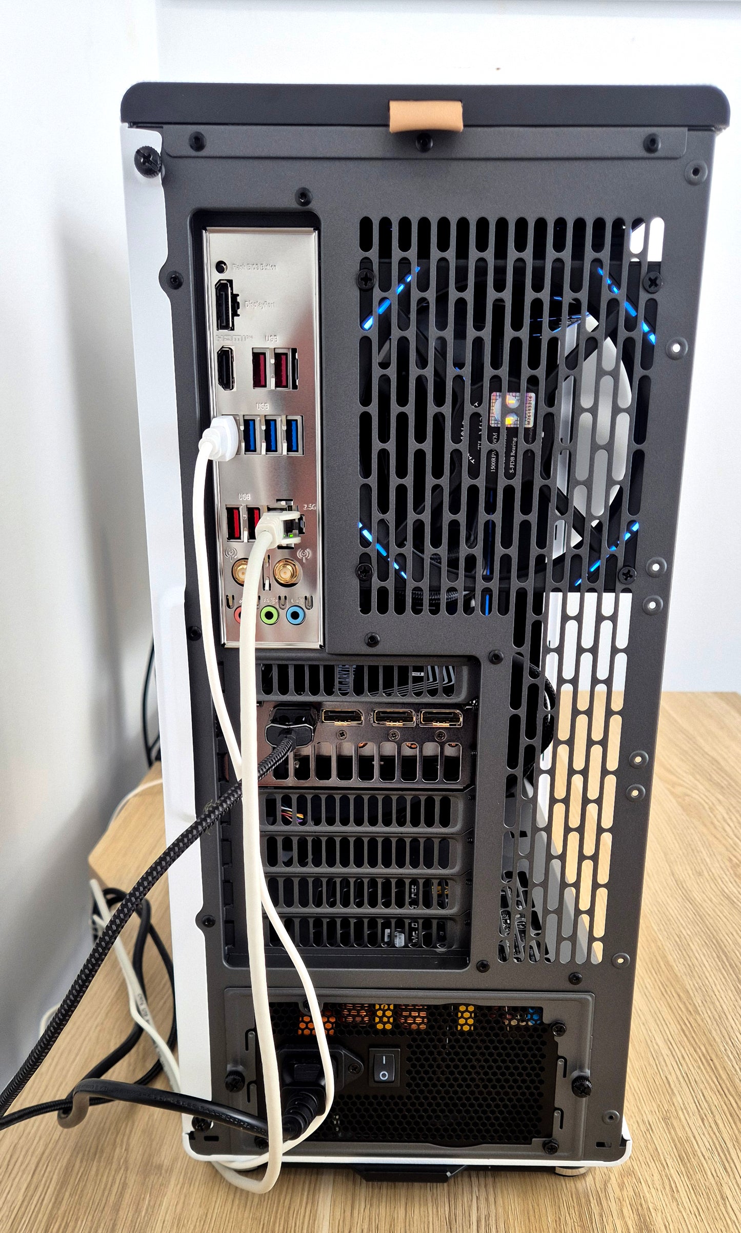 Fractal North Chalk White RTX 5070